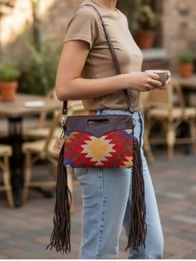 ARIAT WOMEN'S BRYNLEE CONCEALED
CARRY SLIM HANDBAG WITH HOLSTER in Aztec Multi